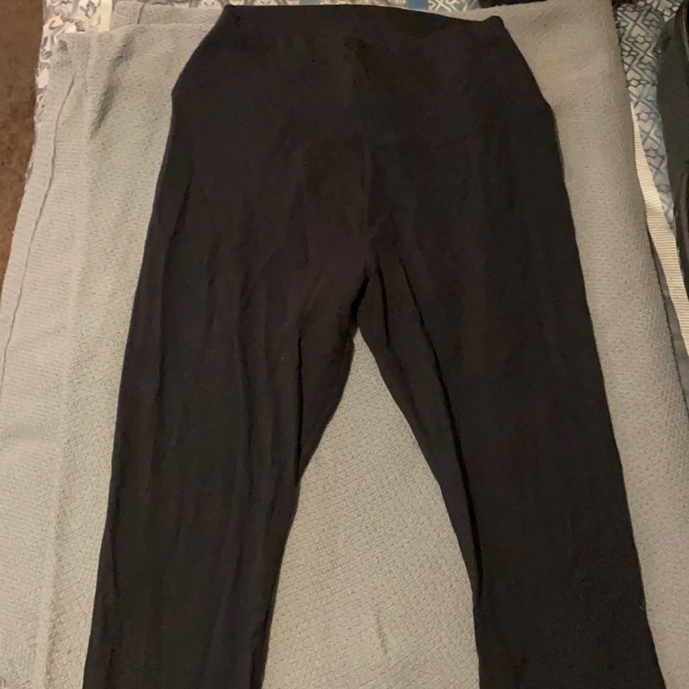 Black VeraWang leggings.
